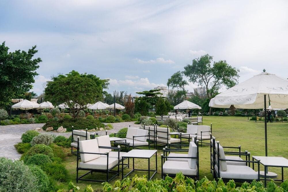 SOF&Eacute; g&acirc;y ấn tượng với kh&ocirc;ng gian phủ c&acirc;y xanh v&agrave; thảm cỏ rộng lớn, nằm ngay cạnh bờ s&ocirc;ng S&agrave;i G&ograve;n độc đ&aacute;o (Nguồn: SOF&Eacute;)